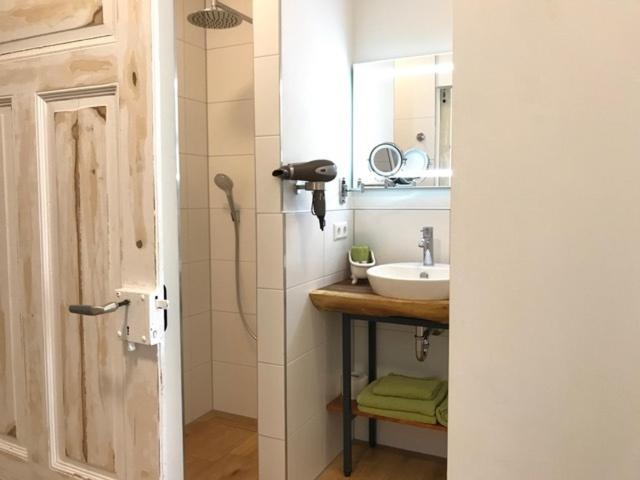 Bathroom 2, Lauras Weinherberge, Südliche Weinstraße