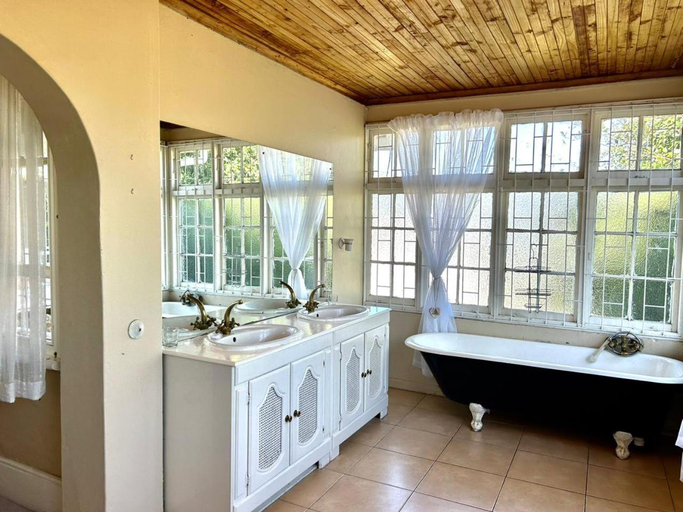Bathroom, Lindela House, Sisonke