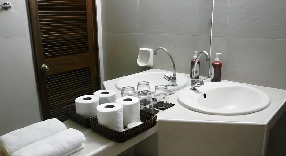Bathroom 5, Nigi Nigi Too Beach Resort, Malay