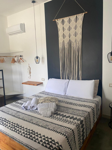 Bedroom 2, Isola dei poeti, Syracuse