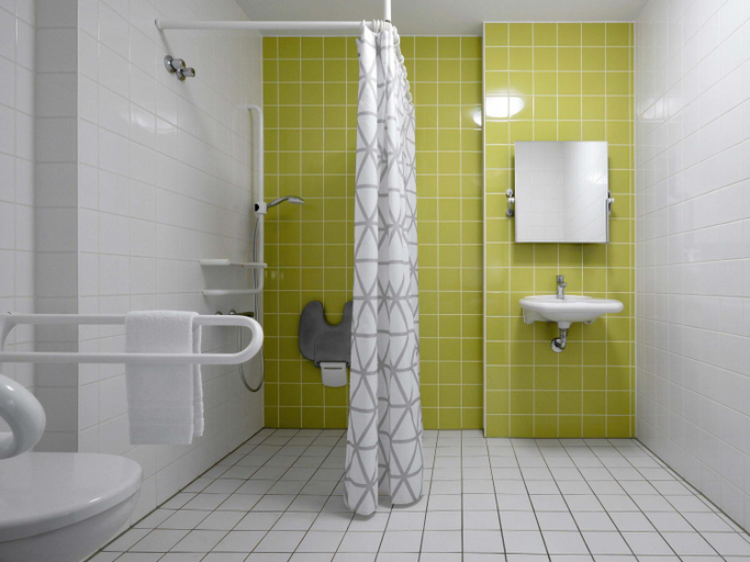 Bathroom 5, B&B Hotel Frankfurt City-Ost, Frankfurt am Main