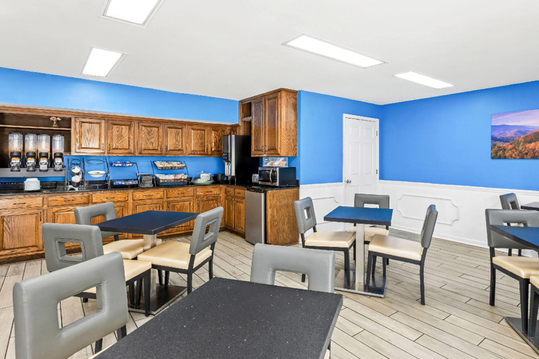 Food & Drinks 5, Baymont by Wyndham Forest City, Rutherford