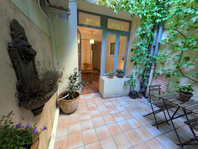Others 5, Logement clim et patio centre remparts, Gard