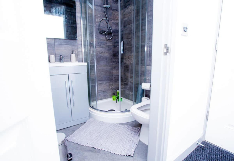 Bathroom 3, Cosy Executive City Apartment, Doncaster