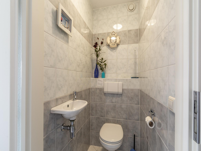 Bathroom 3, Strandslag 157 apartment for 4 guests near sea, Den Helder