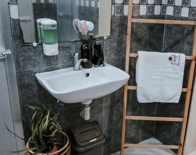 Bathroom 4, Van Gogh Capsule Room Netflix 100mbps, Balanga City