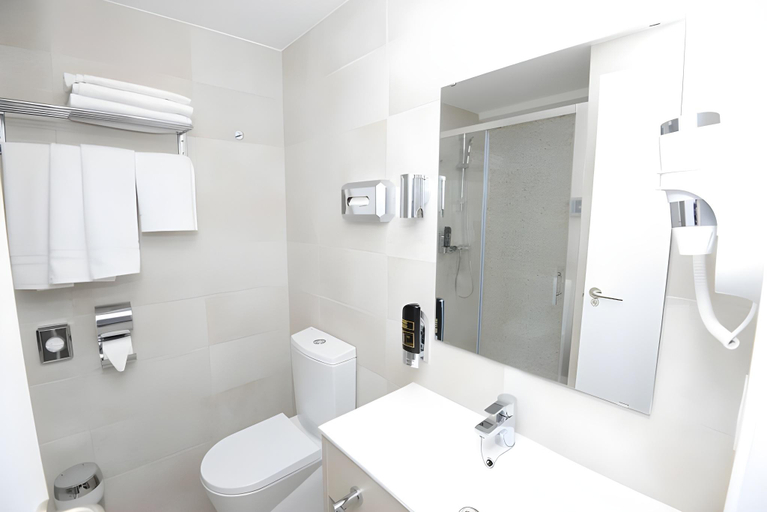 Bathroom 4, Hotel Chevy & Suites, Baleares