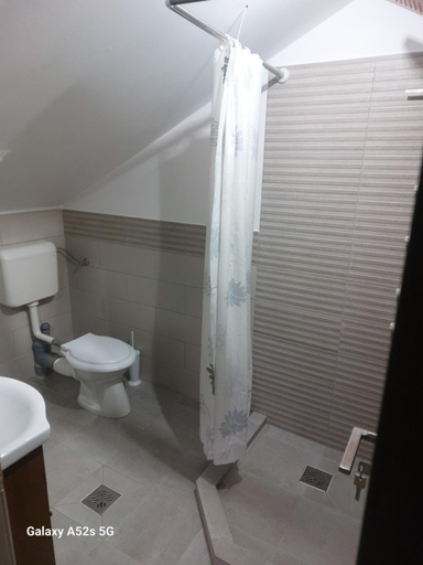 Bathroom 3, Lopofa, Lunca De Sus