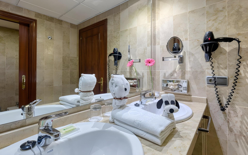 Bathroom 4, Senator Huelva, Huelva
