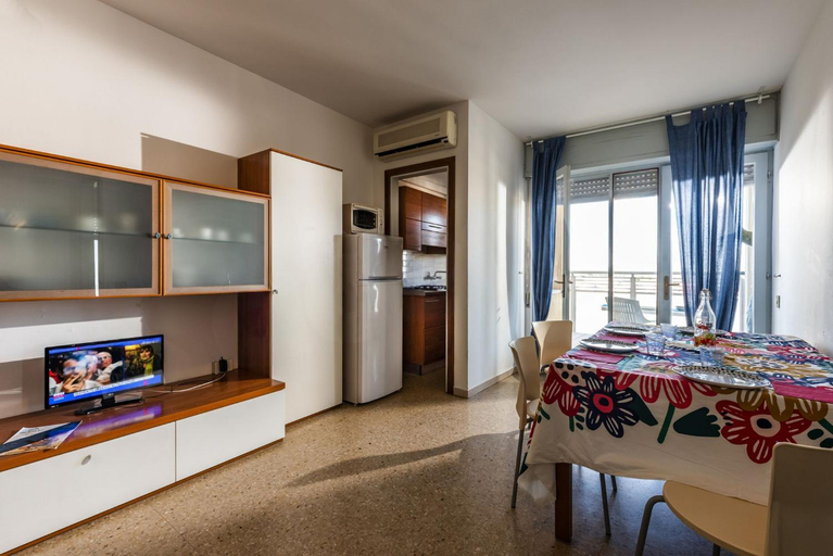 Shared lounge/TV area 2, Inviting Apartment With Lateral sea View, Venezia