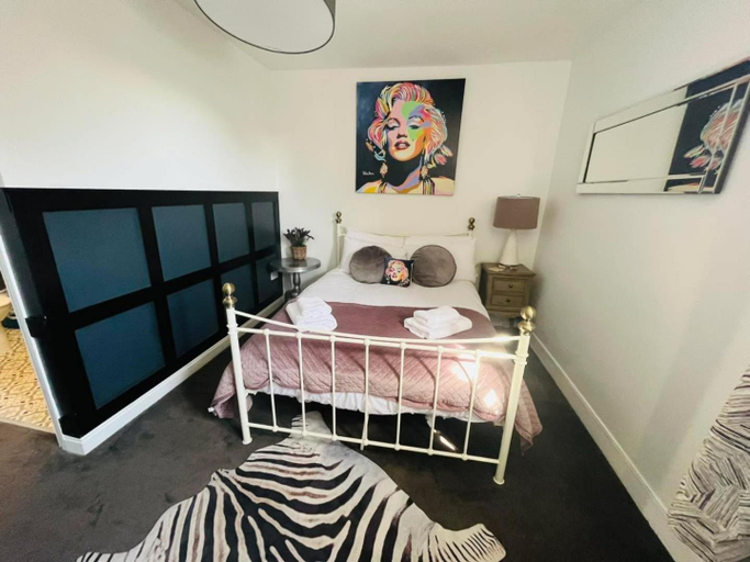 Bedroom 2, horn and trumpet, Worcestershire