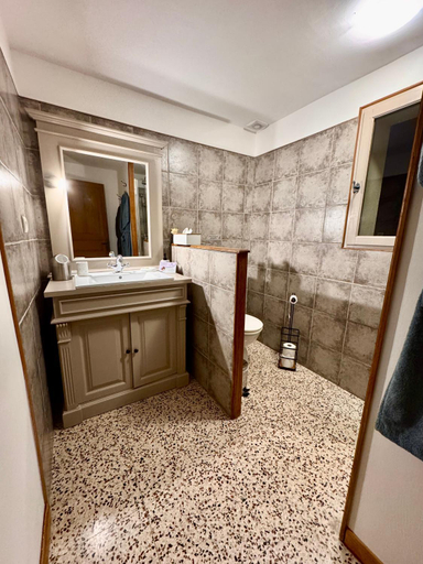 Bathroom 5, La Serre des Mourgues, Gard