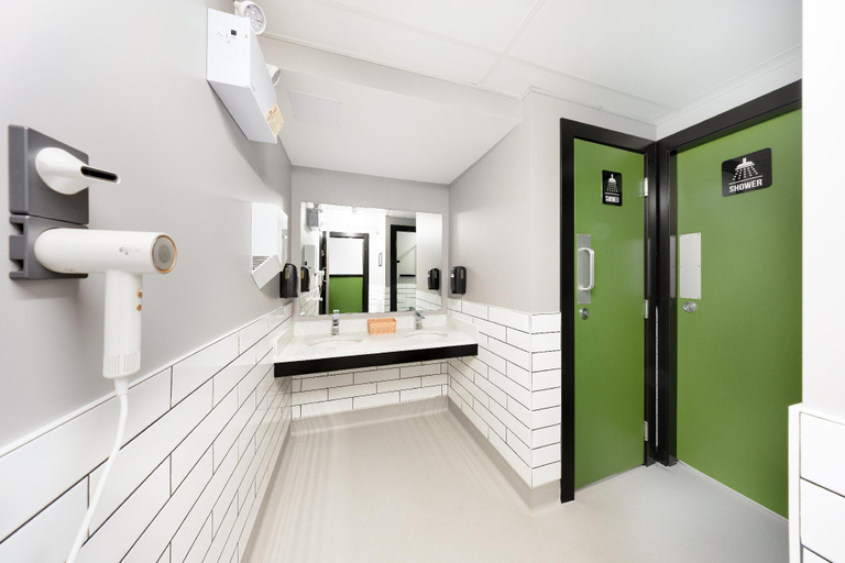 Bathroom 5, Samesun Vancouver - Hostel, Greater Vancouver