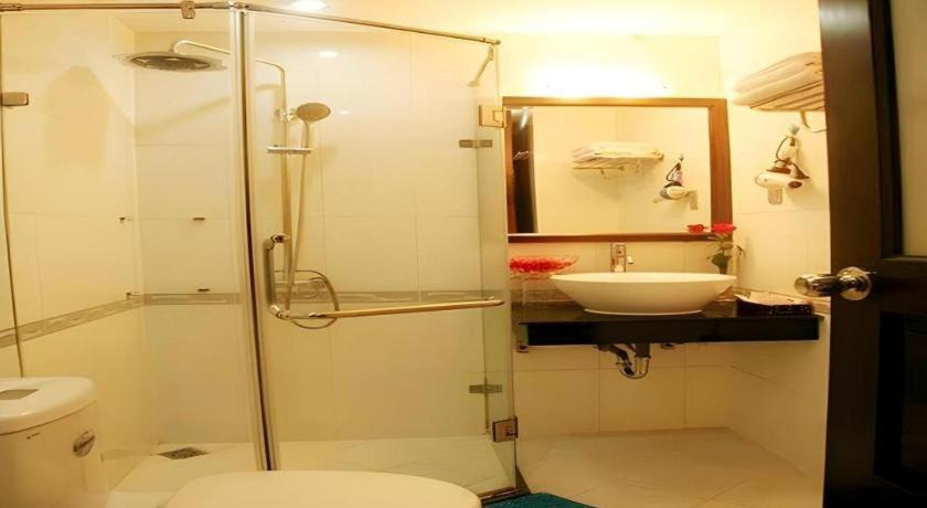 Bathroom 3, New Moon Hotel, Hoàn Kiếm