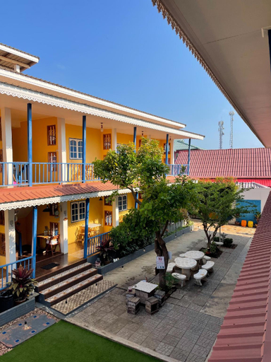 Exterior & Views