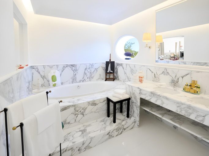 Bathroom 5, Caesar Augustus, Napoli