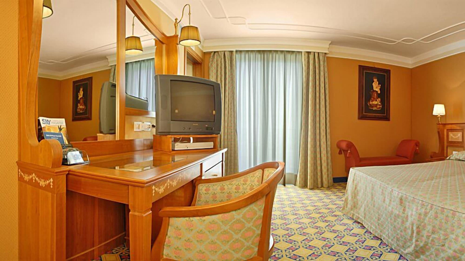 Bedroom 3, Grand Hotel La Pace, Napoli
