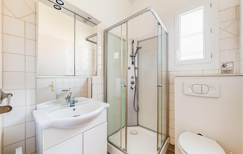 Bathroom 4, Holiday home with pool in Saint-Savinien, Charente-Maritime