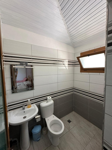 Others 4, Evelina Ernild Rooms, Sarandës