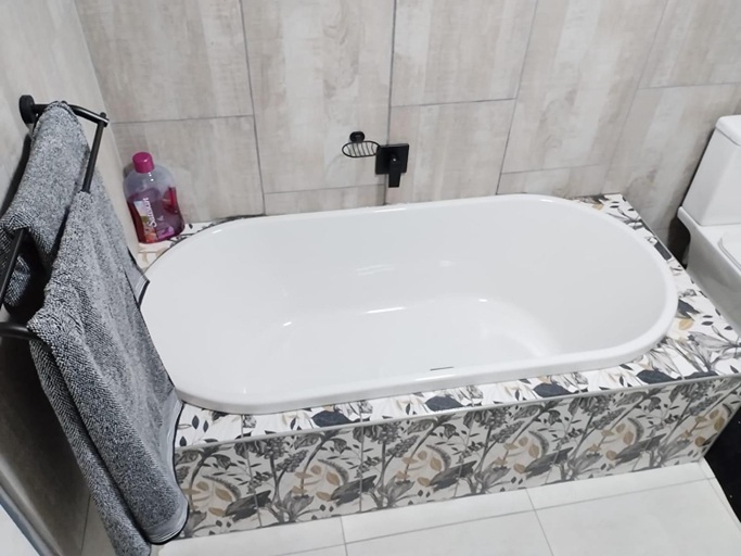 Bathroom 2, Tshepang Apartments Secunda, Gert Sibande