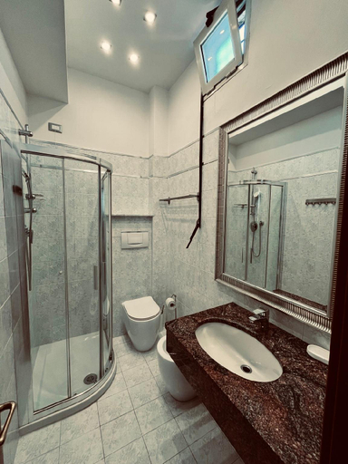 Bathroom 5, Hotel Alinari, Florence