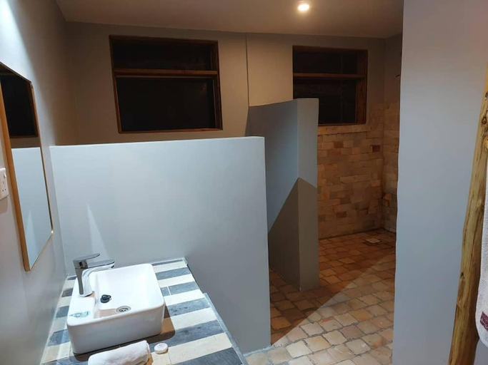 Bathroom 3, Irungu Forest Safari Lodge, Bunyaruguru