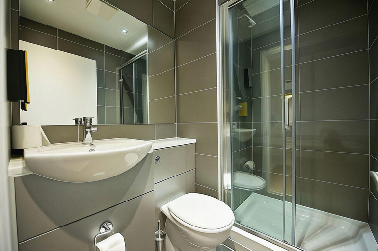 Bathroom 4, Staycity Aparthotels Manchester Piccadilly, Manchester