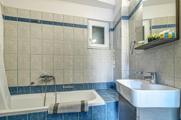 Bathroom 5, Palapart Gikas Suites and Studios, Ionian Islands