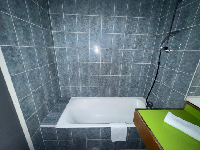 Bathroom 2, Hotel Dupleix - Hyper centre - Reouverture, Finistère