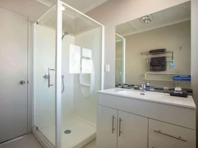 Bathroom 5, Tahuna Beach Holiday Park, Nelson