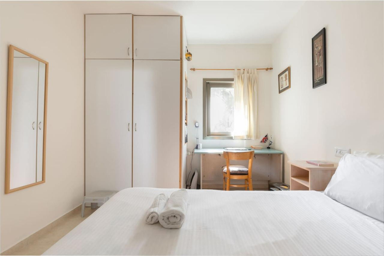 2, Cozy 3BR Apt w Big Windows 5 Min Walk From Beach