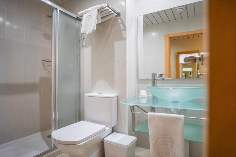 Bathroom 5, Hotel Servigroup Pueblo Benidorm, Alicante