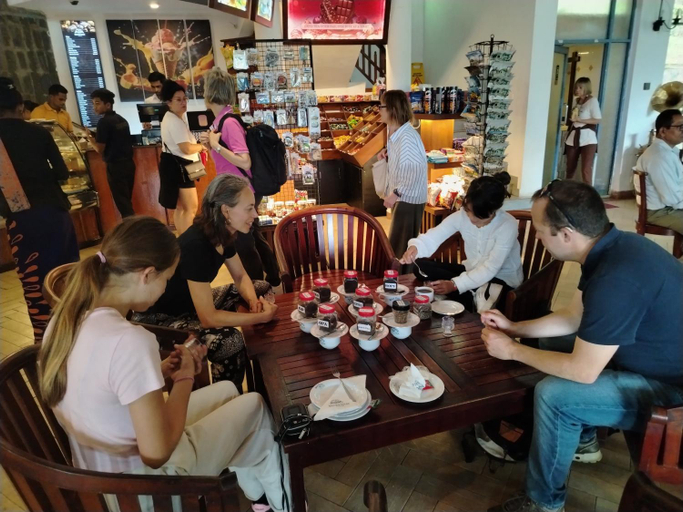 Food & Drinks 4, Amaraai lake edge, Nuwara Eliya