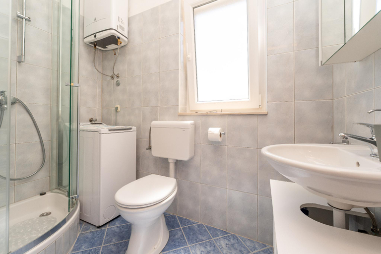 Bathroom 3, Apartment for 5 persons, by the sea and with beautiful view, Preko