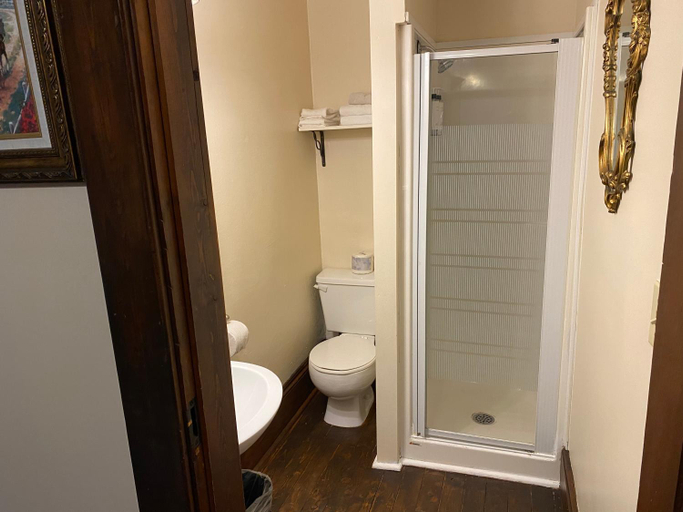 Bathroom 3, Colonial Charm Inn, Queens
