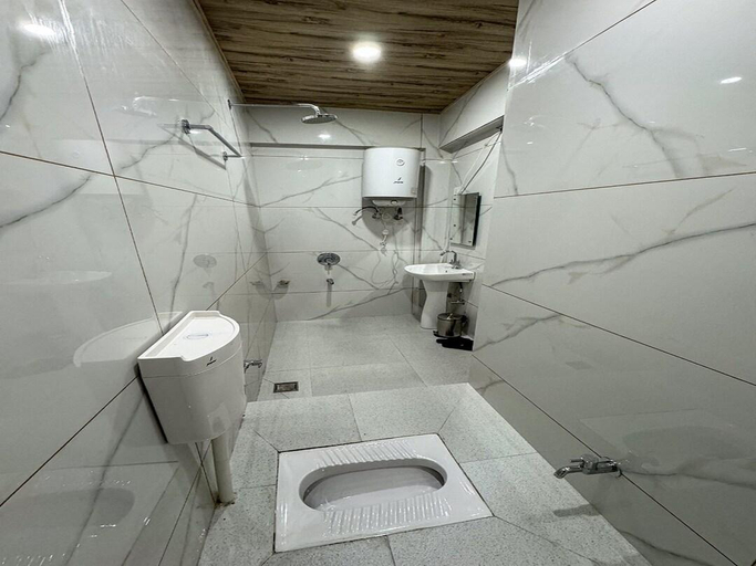 Bathroom 3, Aasariya Hotel and Restaurant, Baramulla