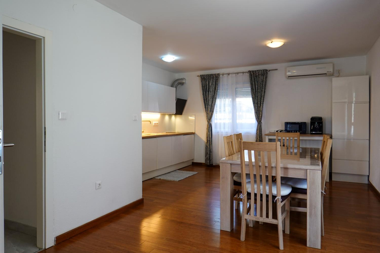 Others 5, Apartments Nikolina, Posedarje