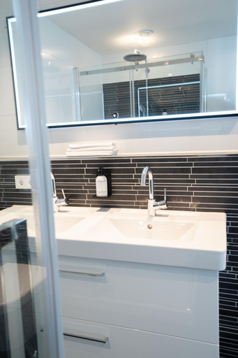 Bathroom 3, Poort Beach Boutique Apartments, Bloemendaal