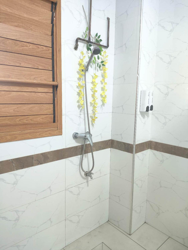 Bathroom 4, Alice Apartments near Nadi McDonald's, Ba