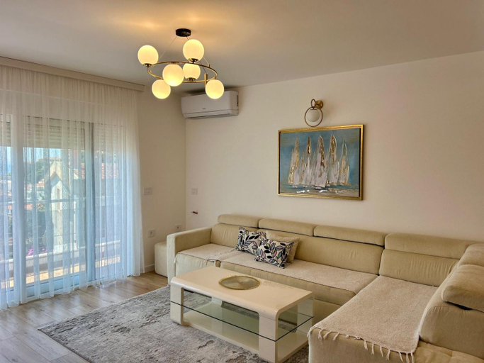 Others 5, Villa Guci