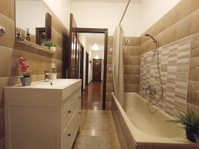 Bathroom 3, La Dimora del Lago, Rome