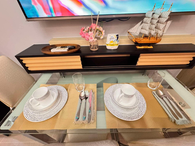 Food & Drinks 5, Shore Staycation, Pasay City