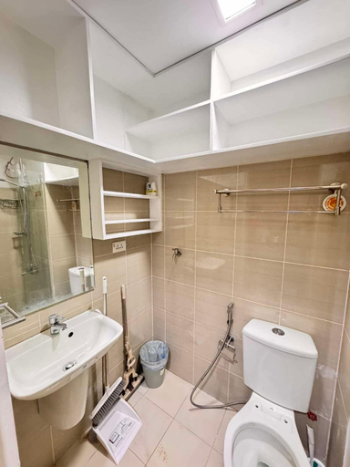 Bathroom 4, Shore Staycation, Pasay City