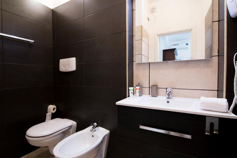 Bathroom 5, La Posada, Brindisi