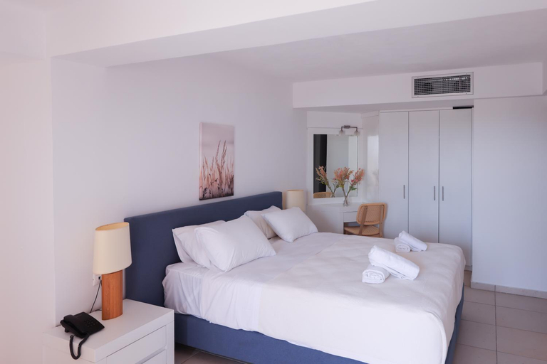 Bedroom 2, Cape Kanapitsa Hotel & Suites, Thessaly