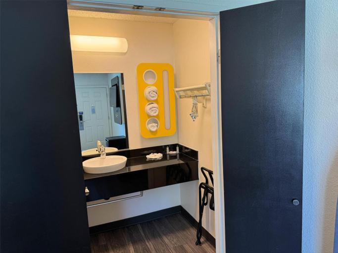 Bathroom 3, Studio 6 Suites Las Vegas, Nv - Tropicana, Clark