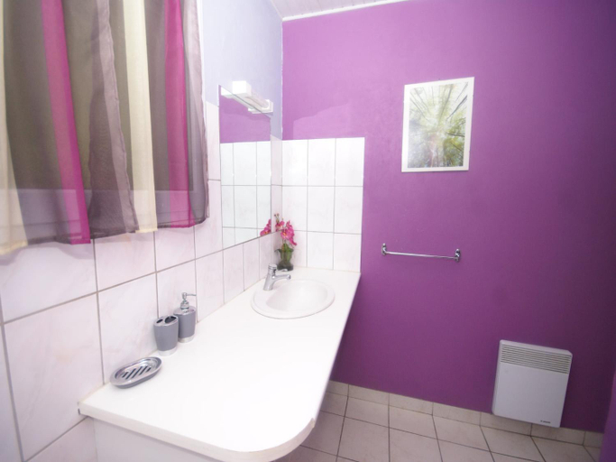 Bathroom 4, Peaceful Poolside Retreat, Ardèche