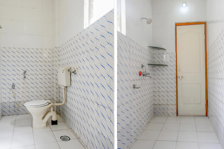Bathroom 2, FabHotel Saraswati Niwas, Pune