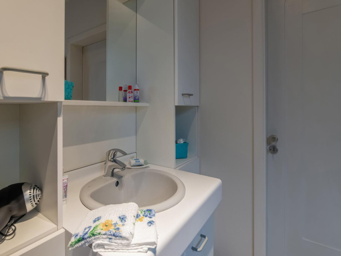Bathroom 3, Holiday Home in Bullingen with Garden, Liège