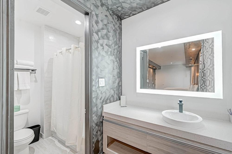 Bathroom 4, Comfeeni Inn and Suites, Houston